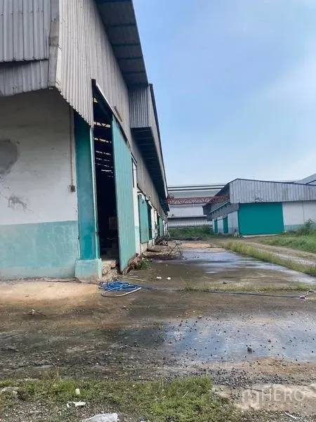 คลังสินค้า ให้เช่าในMueang Samut Sakhon, Samut Sakhon - เลนบริการด้านข้างอาคารเมทัลชีทของโกดัง พร้อมทางระบายน้ำ