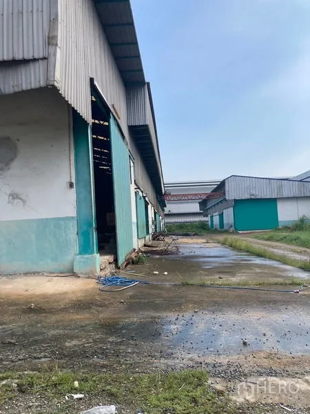 คลังสินค้า ให้เช่าในMueang Samut Sakhon, Samut Sakhon - เลนบริการด้านข้างอาคารเมทัลชีทของโกดัง พร้อมทางระบายน้ำ