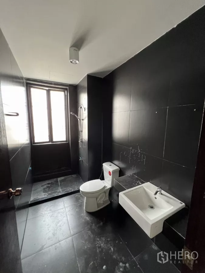 สำนักงานที่บ้าน ให้เช่าในPathum Wan, Bangkok - ห้องสตูดิโอผนังเขียวเข้ม ประตูกระจกบานเลื่อน และผนังโล่ง