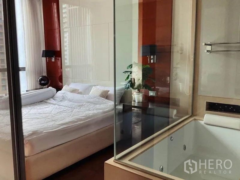 คอนโด ให้เช่าในKhlong Toei, Bangkok - ห้องนอนเตียงใหญ่ติดฉากกระจกกั้นอ่างอาบน้ำ