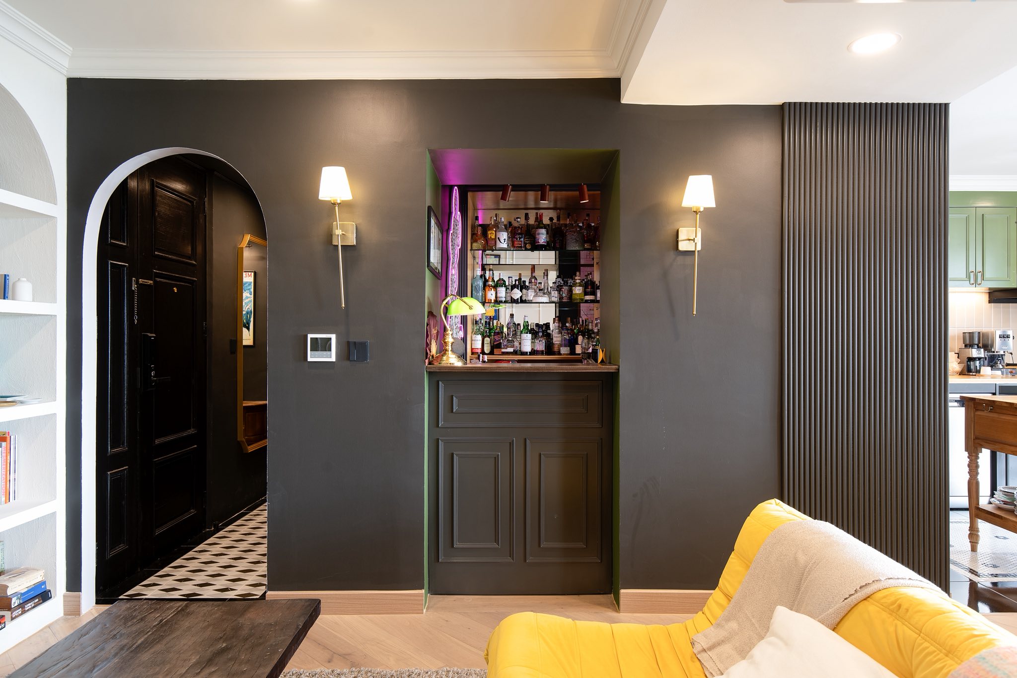 คอนโด ให้เช่าในWatthana, Bangkok - มุมบาร์บิลท์อิน ชั้นวางของ ไฟติดผนัง มองเชื่อมครัว