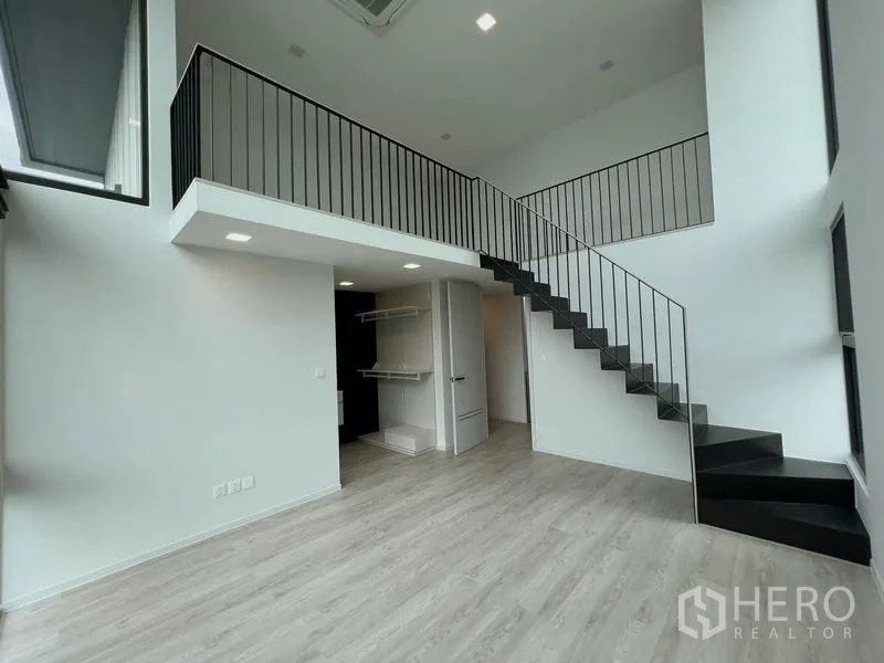 บ้าน ให้เช่าหรือขายในSaphan Sung, Bangkok - ห้องเพดานสูงสองชั้นพร้อมบันไดเหล็กขึ้นสู่ชั้นลอย