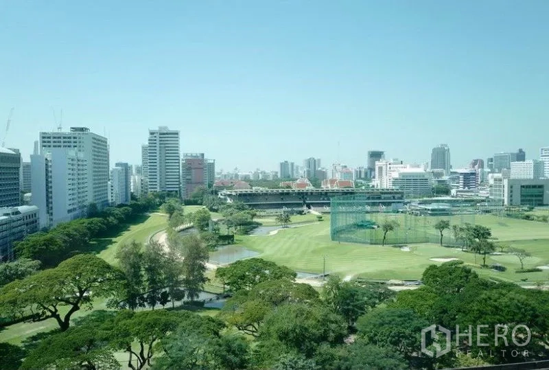 公寓 出租在Pathum Wan, Bangkok - 俯瞰皇家曼谷体育俱乐部高尔夫球场与曼谷天际线的全景视野。