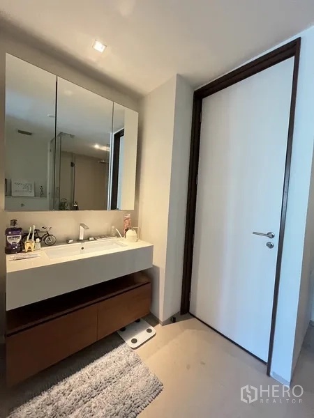 คอนโด ขายในKhlong San, Bangkok - เคาน์เตอร์ล้างหน้าและตู้กระจกในห้องน้ำสมัยใหม่