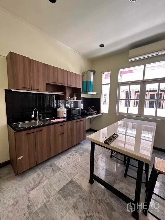 สำนักงานที่บ้าน ให้เช่าในSuan Luang, Bangkok - ครัวหลัก ตู้ไม้ เคาน์เตอร์สีดำ และไอส์แลนด์กลางห้อง
