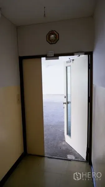 办公空间 出租在Watthana, Bangkok - 走廊与开启的门通向明亮的办公区域（Ekkamai，瓦他那区）。