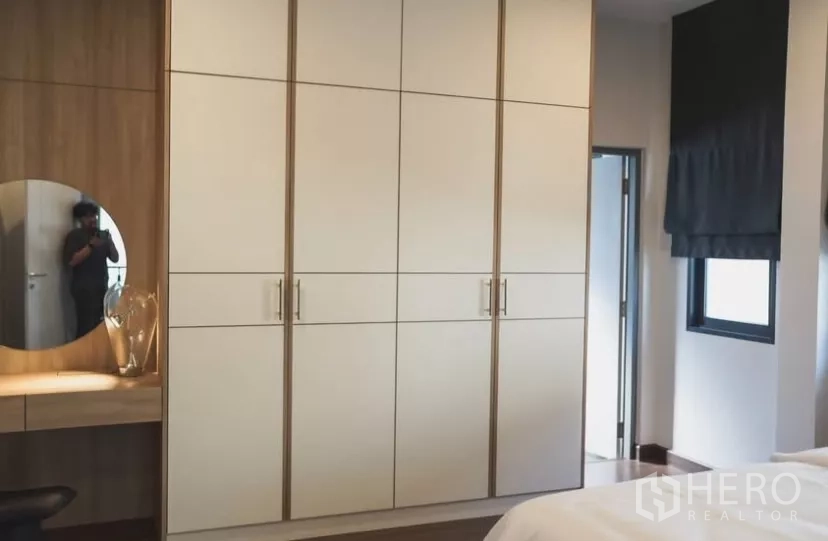 Detached House for rent in Bang Phli, Samut Prakan - Bedroom with queen bed and twin windows with roman blinds.