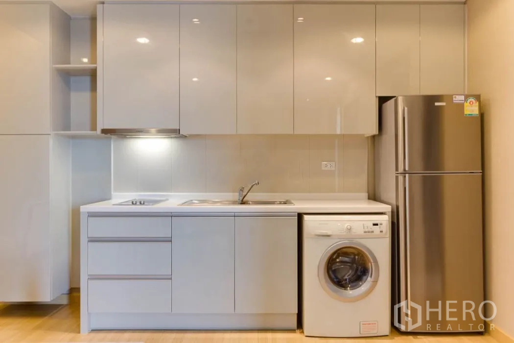 คอนโด ให้เช่าในRatchathewi, Bangkok - ครัวสมัยใหม่กะทัดรัด เตา ซิงก์ ตู้เก็บของด้านบน ตู้เย็น และเครื่องซักผ้า