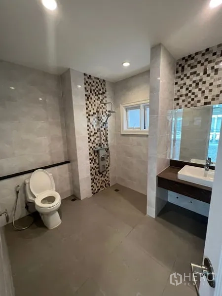 带办公室的家 出租 - 现代浴室，马赛克点缀墙砖，带窗户、台盆与淋浴区。