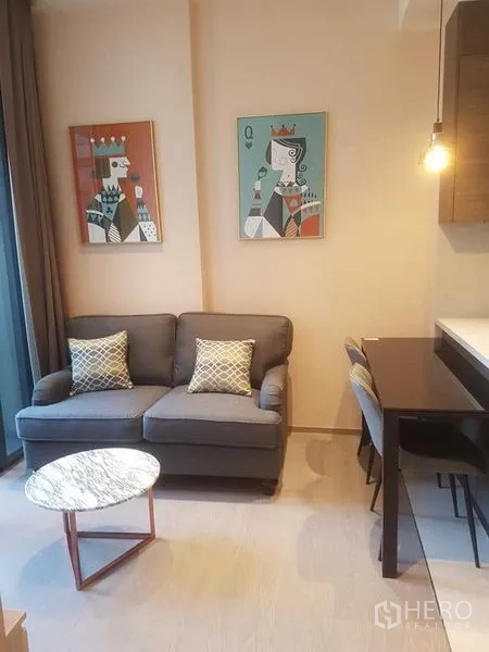 คอนโด ให้เช่าในWatthana, Bangkok - ภายในคอนโดมองออกไปยังหน้าต่างสูงจรดเพดานและวิวตึกเมืองจากระเบียง