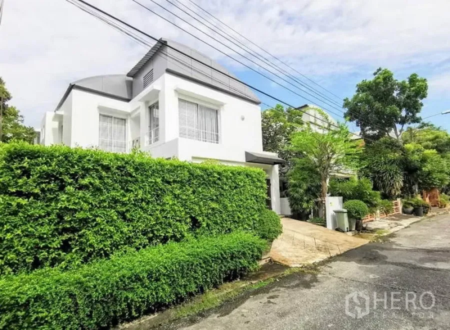 Detached House for rent or sale in Bang Phli, Samut Prakan - Modern white two-storey detached house with lush hedge on a quiet residential lane in Bang Phli.