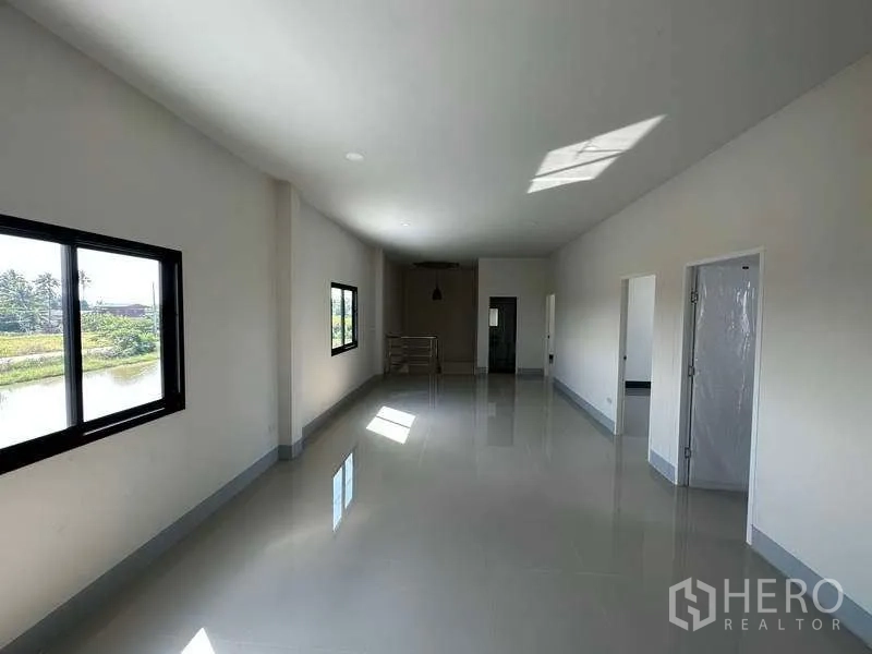 工厂 出租或出售在Sai Noi, Nonthaburi - 二层办公室走廊，窗外绿景，可通往多间房间。