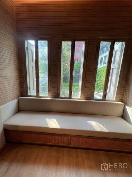 พื้นที่ขายปลีก ให้เช่าในPhaya Thai, Bangkok - ม้านั่งบิวท์อินใต้หน้าต่างแนวตั้งในห้องกรุไม้