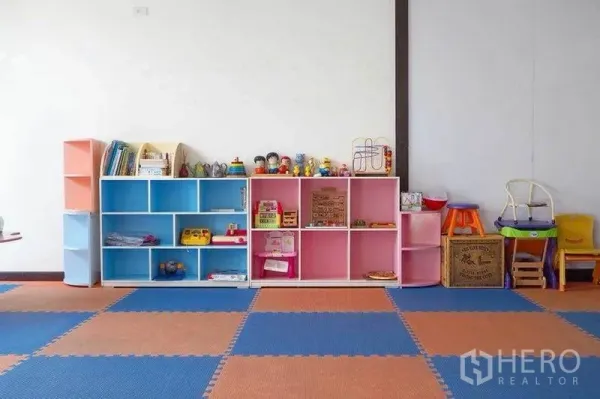 คอนโด ให้เช่าในWatthana, Bangkok - ห้องเล่นเด็กสีสันสดใส มีชั้นเก็บของและพื้นโฟม