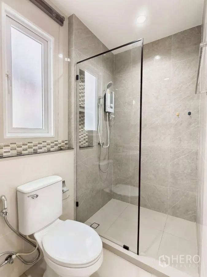 独立式住宅 出租在Khlong Luang, Pathum Thani - 卫生间配坐便、玻璃淋浴房与热水器