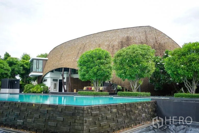 บ้าน ให้เช่าในSai Mai, Bangkok - คลับเฮาส์ดีไซน์โค้งร่วมสมัยติดกับสระว่ายน้ำกลางแจ้งแบบยกพื้น