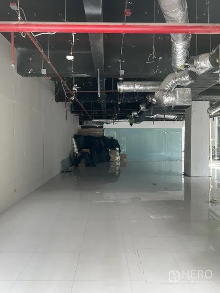 零售空间 出租在Watthana, Bangkok - 深进深矩形铺位，水电机房预留齐全，便于二次装修。