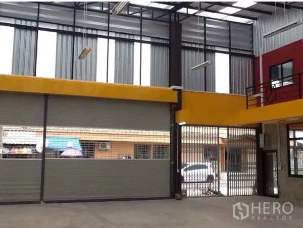 货栈 出租在Bang Kapi, Bangkok - 高净空装卸区，卷闸门、栅栏门与高窗。