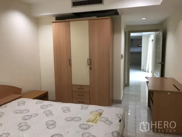 คอนโด ให้เช่าในWatthana, Bangkok - ห้องนอนรอง ตู้เสื้อผ้า โต๊ะทำงาน มองเห็นโถงทางเดิน