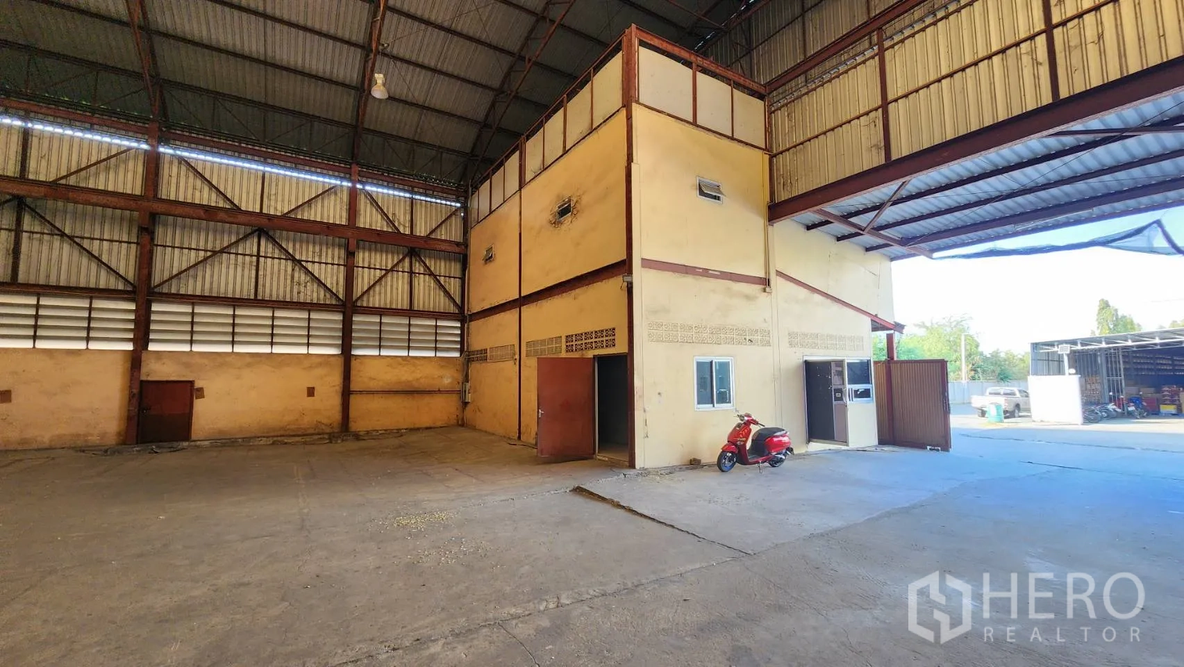 货栈 出租在Nonthaburi - 仓库库湾连接两层前置办公楼与车道。