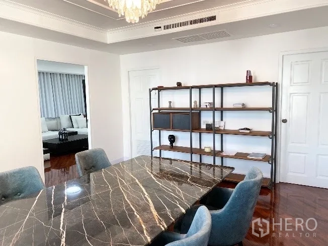 คอนโด ให้เช่าในKhlong Toei, Bangkok - พื้นที่รับประทานอาหาร โต๊ะหินอ่อน เก้าอี้ผ้าโทนฟ้า และชั้นวางแบบโปร่ง ใต้ฝ้าเพดานตกแต่ง