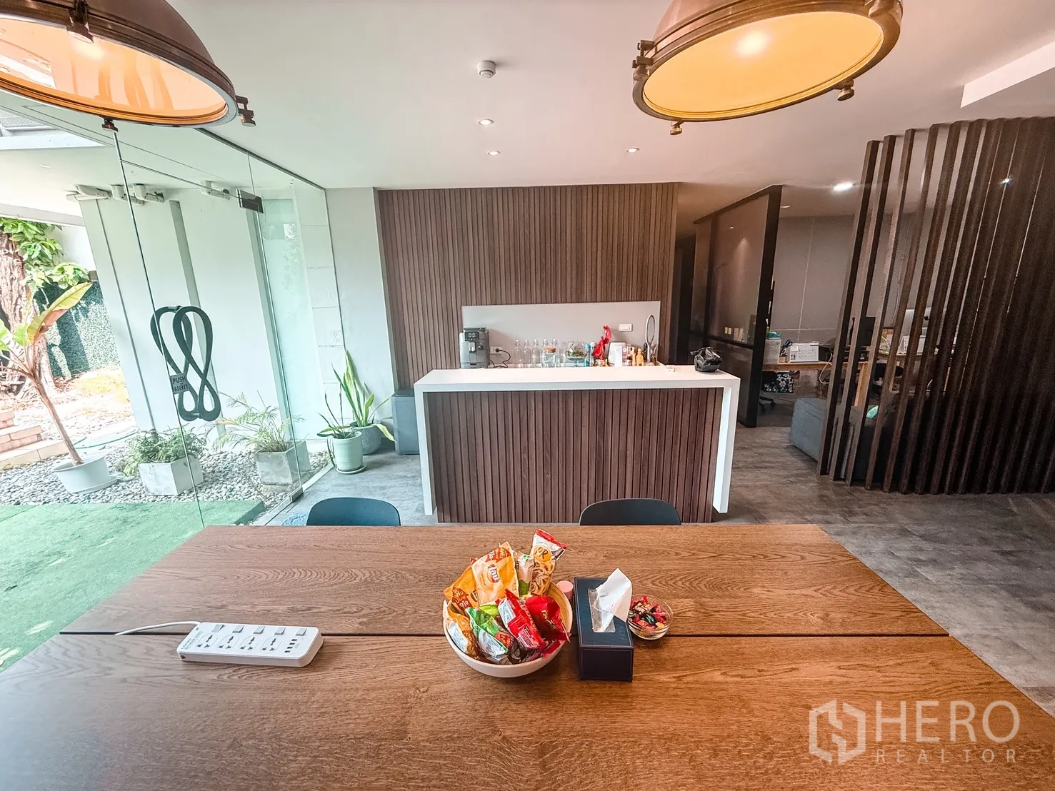 家庭办公室 for rent in Watthana, Bangkok - 茶水吧临玻璃墙与小花园，吊灯与木质元素相映成趣。