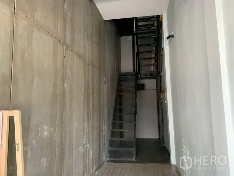 อาคารพาณิชย์ ให้เช่าในWatthana, Bangkok - บันไดสไตล์ลอฟต์ ผนังคอนกรีตเปลือยและขั้นเหล็ก