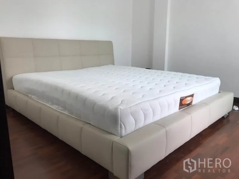 ทาวน์เฮาส์ ให้เช่าหรือขายในKhlong Toei, Bangkok - ห้องนอนอบอุ่น เตียงบุผ้าบนพื้นไม้ขัดมัน