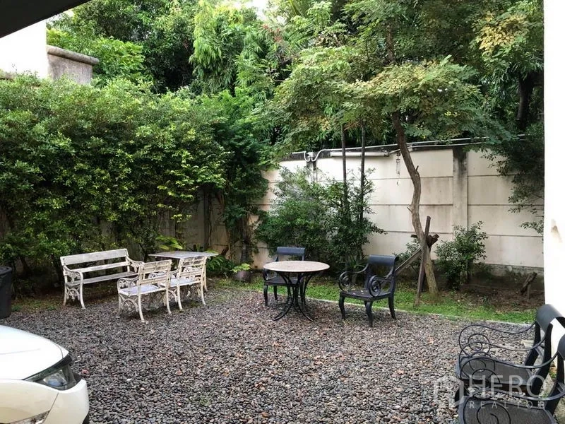 Office Space for rent in Khlong Toei, Bangkok - Leafy outdoor courtyard with gravel ground and garden seating.