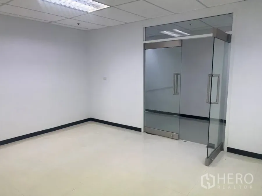 สำนักงาน ให้เช่าในWatthana, Bangkok - มุมทำงานสะอาดตาพร้อมประตูกระจกคู่และพื้นกระเบื้องสีอ่อน