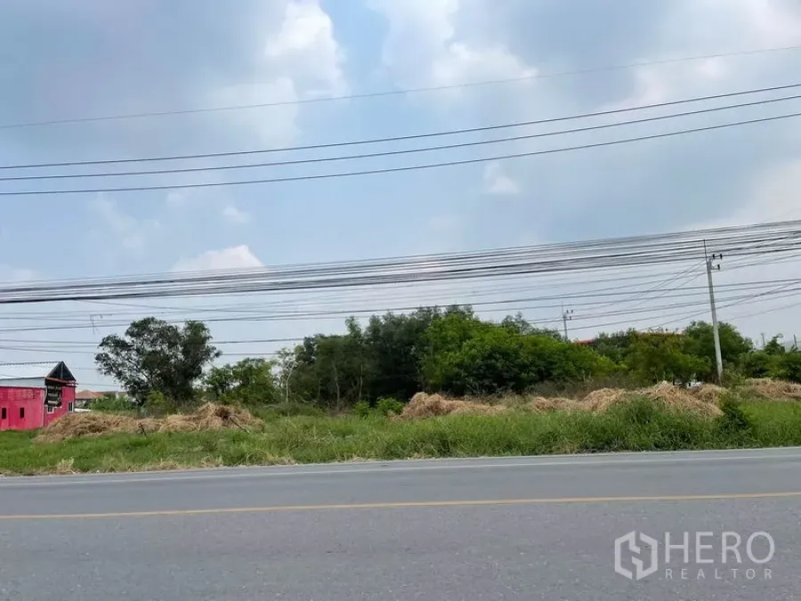 ที่ดิน ขายในLam Luk Ka, Pathum Thani - ที่ดินว่างลำลูกกาติดถนนใหญ่ มีสายไฟฟ้าพาดหน้าแปลง