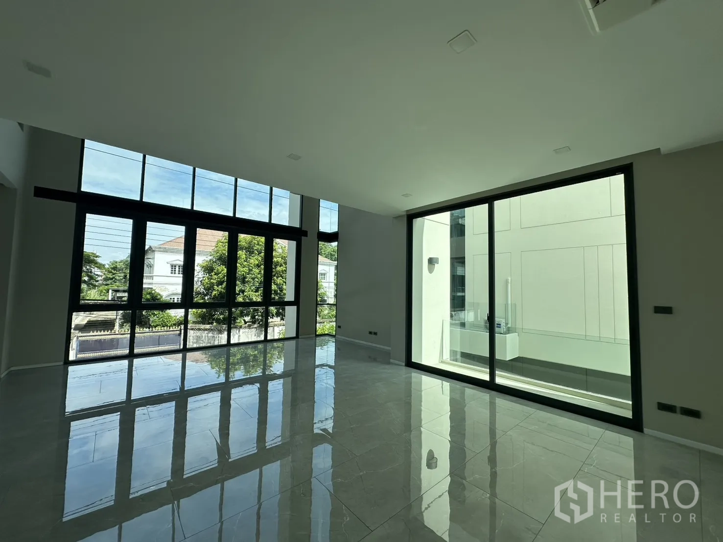 Home Office for rent or sale in Suan Luang, Bangkok - Large open-plan level with glossy tiles and expansive front windows.