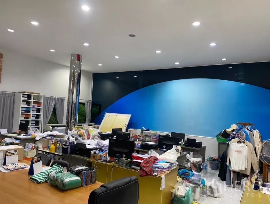 工厂 出租在Prawet, Bangkok - 宽敞办公室，多组工位、筒灯与镜面立柱