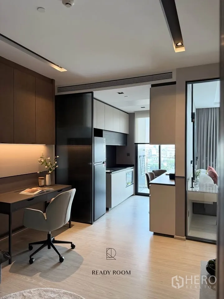 คอนโด for rent in Khlong Toei, Bangkok - ครัวบิลต์อินพร้อมตู้เย็น มุมทำงาน และประตูออกระเบียงวิวเมือง