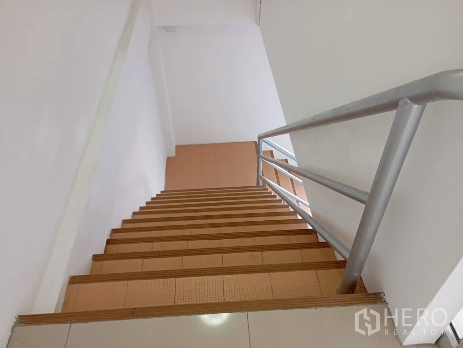 Warehouse for rent in Bang Phli, Samut Prakan - View up the indoor staircase with metal railing.