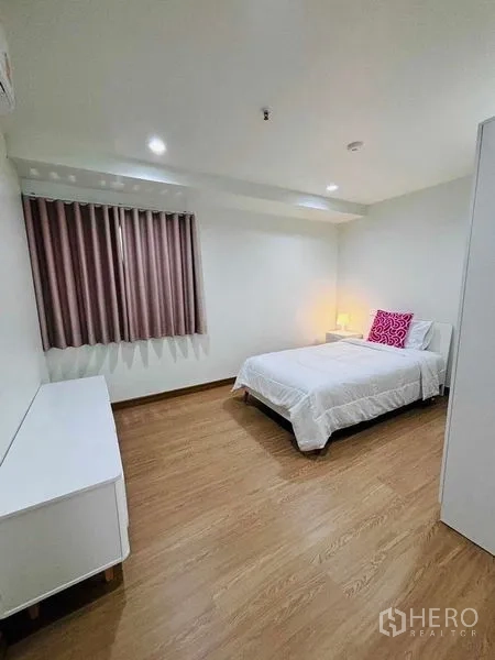 店屋 出租在Watthana, Bangkok - 极简卧室，单人床、床头灯与窗帘。