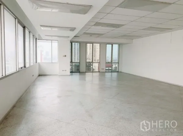 สำนักงาน ให้เช่าในChatuchak, Bangkok - ออฟฟิศเปิดโล่งสว่างพร้อมหน้าต่างมุมวิวเมือง เพดานแขวนและพื้นขัดมัน