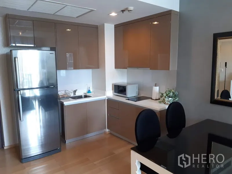 คอนโด ให้เช่าในKhlong Toei, Bangkok - ครัวรูปตัวแอล ตู้บิ้วอินเงา พร้อมตู้เย็นสแตนเลส เตาและไมโครเวฟ