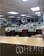 办公空间 出租在Khlong Toei, Bangkok - 宽敞开放办公区，工位与转椅整齐，顶灯明亮。