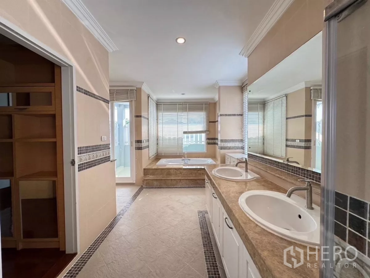 บ้าน ให้เช่าหรือขายในPrawet, Bangkok - ห้องน้ำกว้าง อ่างล้างหน้าคู่ อ่างอาบน้ำ และกระจกบานยาว