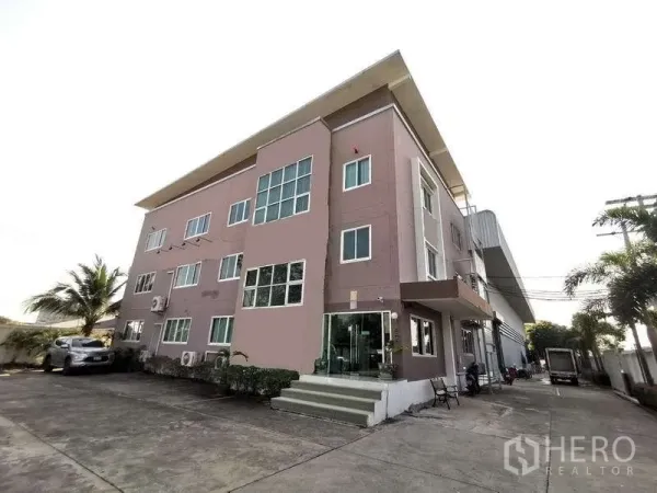 คลังสินค้า ให้เช่าหรือขายในNonthaburi - อาคารสำนักงาน 3 ชั้นติดกับโกดังขนาดใหญ่ พร้อมลานจอดรถและทางเข้าออกที่บางใหญ่ นนทบุรี