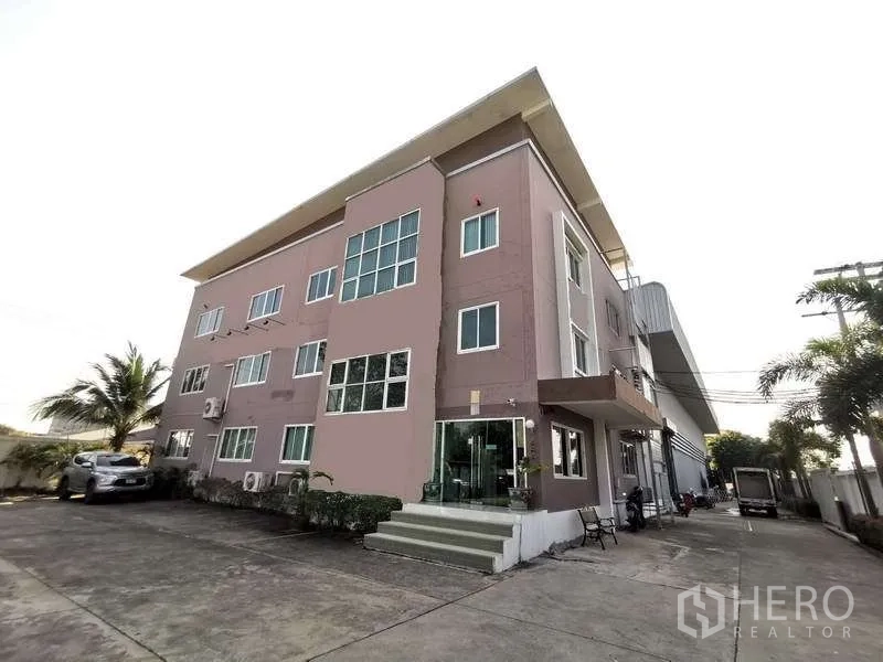 คลังสินค้า ให้เช่าหรือขายในNonthaburi - อาคารสำนักงาน 3 ชั้นติดกับโกดังขนาดใหญ่ พร้อมลานจอดรถและทางเข้าออกที่บางใหญ่ นนทบุรี