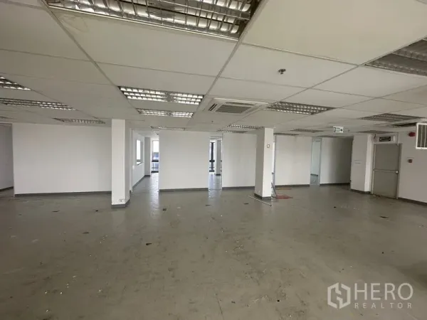 Office Space for rent in Khlong Toei, Bangkok - Vacant office interior featuring grid ceiling, fluorescent lighting and multiple doorways for flexible layout.