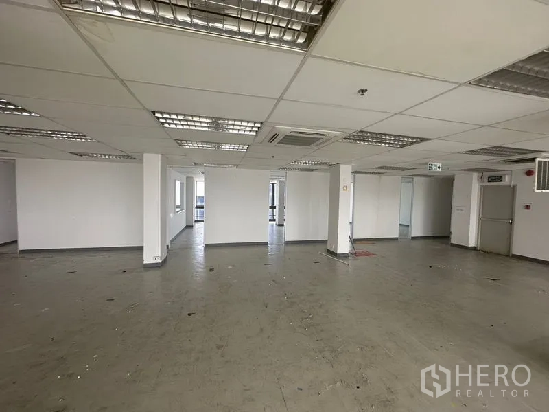 Office Space for rent in Khlong Toei, Bangkok - Vacant office interior featuring grid ceiling, fluorescent lighting and multiple doorways for flexible layout.