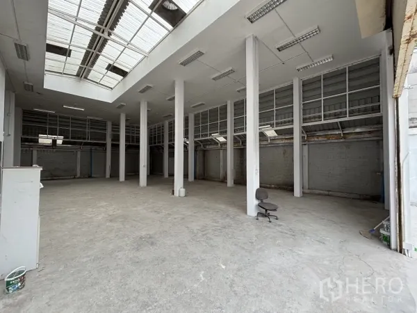 คลังสินค้า ให้เช่าหรือขายในWang Thonglang, Bangkok - พื้นที่โกดังโล่ง เพดานสูง มีเสากลางและสกายไลท์