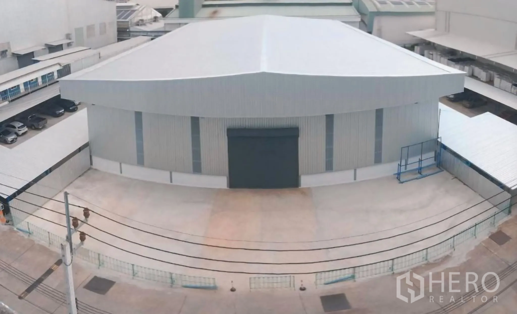 Warehouse for rent in Bang Khun Thian, Bangkok - Front elevation of the warehouse with roller shutter and paved apron.