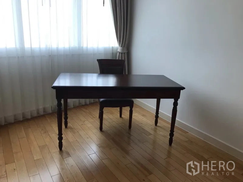 คอนโด ให้เช่าในKhlong Toei, Bangkok - มุมทำงานรับแสงธรรมชาติ โต๊ะไม้และเก้าอี้ข้างหน้าต่างติดผ้าม่าน