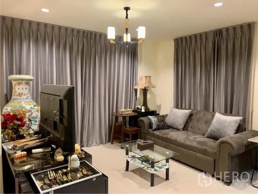 Detached House for rent in Khlong Sam Wa, Bangkok - Another view of the living room highlighting the sofa and chandelier.