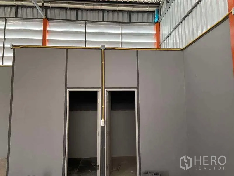 คลังสินค้า ให้เช่าในLam Luk Ka, Pathum Thani - ห้องกั้นภายในพร้อมประตูสองบาน เหมาะทำออฟฟิศหรือห้องน้ำ