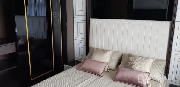 公寓 出租在Ratchathewi, Bangkok - 卧室近景：软包床头与镜面衣柜。